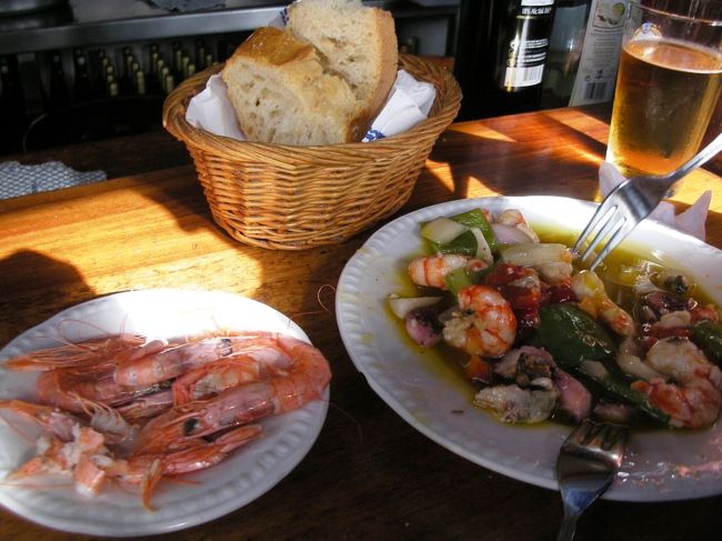 そして、茹でたガンバス（Gambas＝エビ）と、サルピコン・デ・マリスコ（Salpicon de Marisco＝海鮮マリネ）もいただきます。