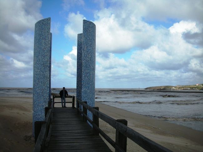 スアンセスの海岸へ到着。<br />有名観光地サンティリャーナ・デル・マルから数キロの場所です。デル・マルのマルは「海」の意、つまりここを指していたのでしょうか。