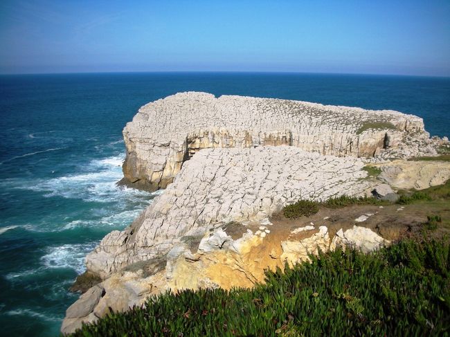 カンタブリアでは、このような奇岩の風景が各地の海岸で見られます。