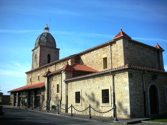 食後は少し市街を散歩。これは、「聖母リンデス教会（Iglesia de Nuestra Señora de Lindes）」、17世紀の教会です。