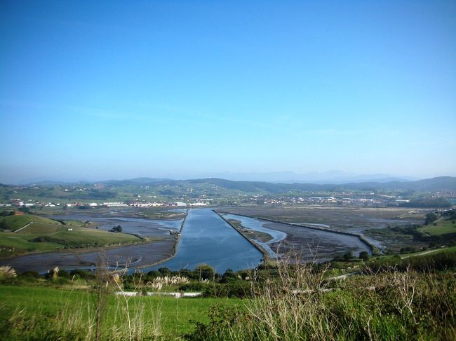カンタブリア州の州都であるサンタンデルから西へ20kmほど走ったでしょうか。サハ川（Rio Saja）を渡ります。