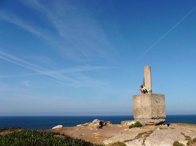 岬の標石。空もきれいです。