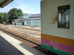 フラワー長井線 ・ 長井駅


列車は、水集う町のホームへ。


レトロな駅舎のすぐ横に、山形鉄道の事務所があって、

そこが貸自転車の受付に。私以外にお客がいないことを

いいことに、町の見所やお店についても職員の方に相談。

すると親身に教えてくれ、“んだ”…といった時おりの

方言には温かみさえ感じて。幸先の良い町散策。