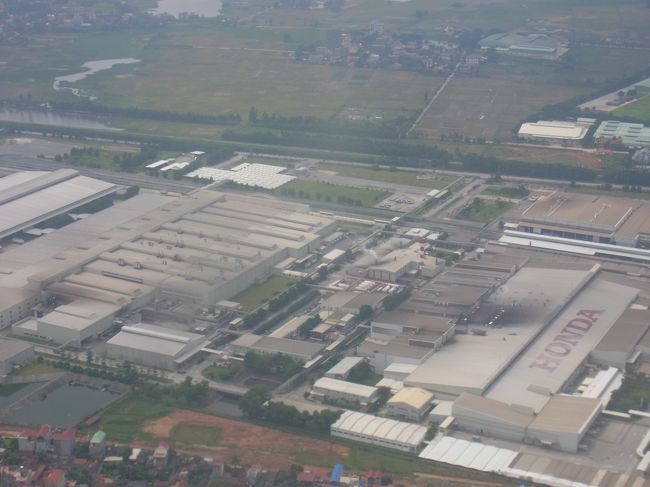 高度が下がってきました。<br />もうすぐ到着。<br />日本企業の工場がたくさん見えました。