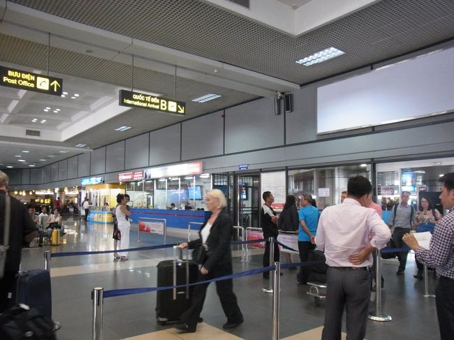 到着ロビー。<br />ネームプレートを持ったドライバーさんたちがたくさん待っています。<br />