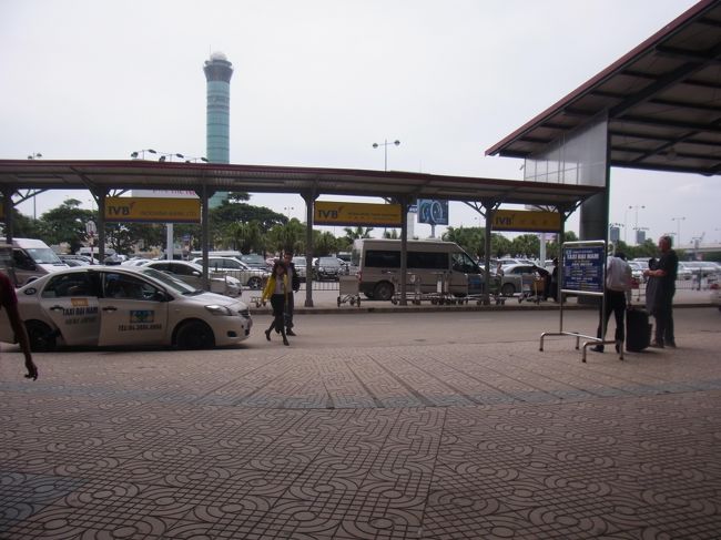 ホテルにピックアップをお願いしました。<br />よく「到着時間に迎えが来ていなかった」という話がありますが、<br />このホテルはそういうことがないという口コミ通り、<br />ちゃんと来てくれていました。<br />ただし、英語は通じないよう。