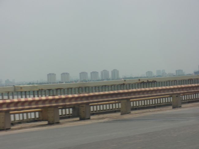 空港から少し走ると、高層ビルが見えてきます。<br />しかし、これはハノイ市内ということではないようです。