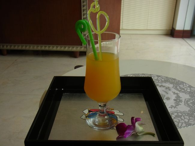 エッセンスホテルのウェルカムドリンク：パッションフルーツのジュース。<br />おいしかった！<br /><br />しかし、トラブル発生。<br />宿泊するはずの部屋に前日泊まったお客さんにアクシデントがあり、今日は部屋が空かず。<br />ホテルからの提案（お願い）で、急遽姉妹ホテルのエレガンスホテルへ。