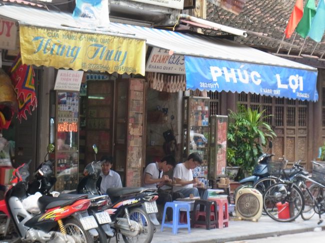 まずはおみやげのスタンプを注文。<br />ガイドブックや口コミでおなじみのフックロイ。<br />店先のおじさんとおにいさんが注文を聞いて、作ってくれます。<br /><br />サンプルファイルが何冊もあって、それで図柄を選択。<br />5コ買って300000VND。<br />翌日ホテルに届けてくれることになりました。