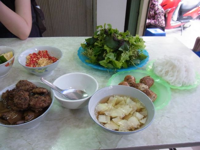 ごはん時は混んでいるのかもしれませんが、3時という半端な時間のためか、<br />台湾か香港の女の子3人のみ。<br />その子たちに食べ方を教えてもらいつつ、いただきました。<br /><br />手前のつけ汁も、お肉も、ネム（揚げ春巻き）もおいしかった！<br />一人でしたが、けっこう食べた（笑）<br /><br />写真奥の茶色い壁が、トイレのドア。<br />みんな使っていたので、問題ないでしょう。<br /><br />