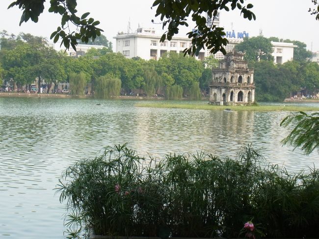 そのままホアンキエム湖へ。<br />地図やガイドブックを見ているときは、大きな池？というイメージでしたが、本当に大きい。確かに湖。