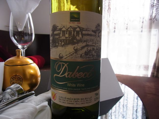 お詫びにベトナムの白ワインとフルーツバスケット。<br />ワイン、おいしかったですよ。