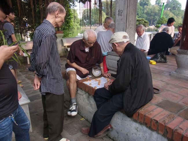 地元の人は無料のようで、中で碁のようなチェスのようなゲームをやっているお年寄りが数グループいました。