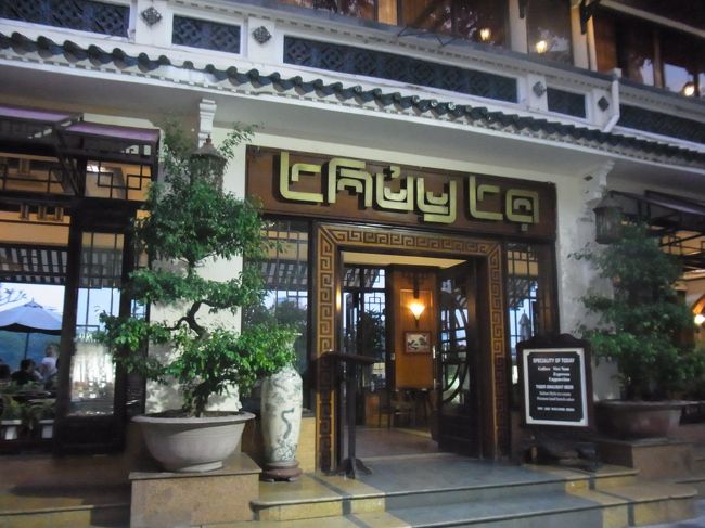 ホアンキエム湖に面したカフェで