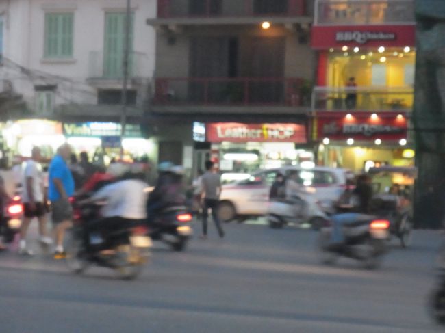 欧米の旅行者さんたちが果敢にチャレンジしています