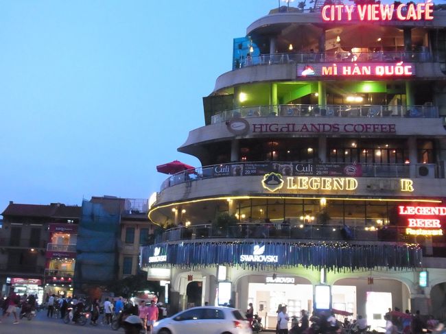 夕暮れの交差点はきれいですが、もう渡るのは至難の業