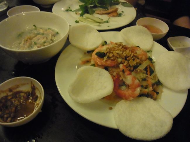 パパイヤのサラダ。<br />甘酸っぱくて、おいしい！<br />タイ料理の辛いパパイヤサラダもおいしいけど、こちらのほうが好み。<br /><br />かぼちゃのツルの炒め物は、空芯菜より歯ごたえも味もあって、<br />おすすめです。日本でも食べたいな。<br /><br />その他、生春巻き、ベトナム風お粥など。<br /><br />英語も通じて、観光客の初日ディナーにはとっつきやすいと思います。<br /><br />