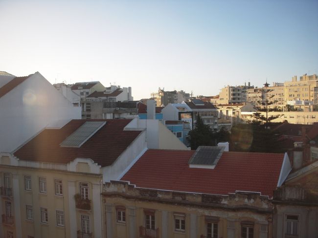 ホテルの部屋から見える景色。<br />右に見える大きな木のてっぺんが後ろの建物と重なって、星形に見えるのがお気に入り☆