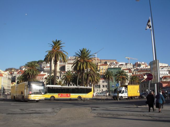 今日は移動をいっぱいするので、1日券6ユーロを自動券売機で購入。<br />購入はそう難しくありません。<br />メトロでテレイロ・ド・パソ駅にやってきました。<br />さっそくアズレージョの絵付け体験に向かいます。