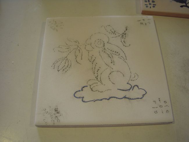 さて、体験スタート！<br />まずは型紙を選ぶところから。<br />花が３種類と鶏とウサギがありました。<br />難易度高そうだな〜と思いつつ昔飼っていたこともあり、ウサギをチョイス。<br />これが間違いの始まり。<br />まずは下書きを写します。