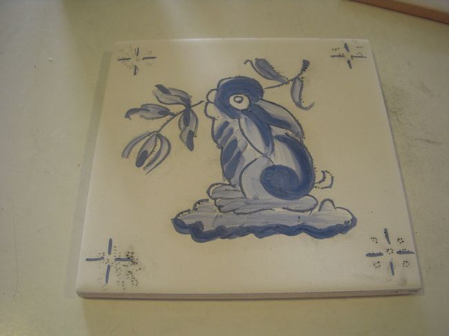 次に色を付けていきます。<br />青一色ですが濃さが３種類あり使い分けます。<br />と、先生が目を離してる隙にミスをした私。<br />ウサギの目の周りがやたら濃くなってしまった。<br />戻ってきた先生に「失敗した」と伝えると、<br />大爆笑！！<br />笑いがおさまったところで先生が一言「ノープロブレム！」と。<br />いや、絶対プロブレムでしょ…<br />