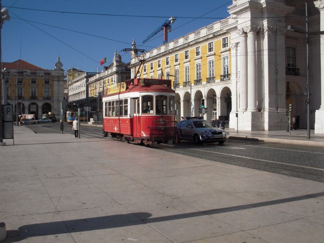 そしてぷらぷら歩きながらコメルシオ広場へ。