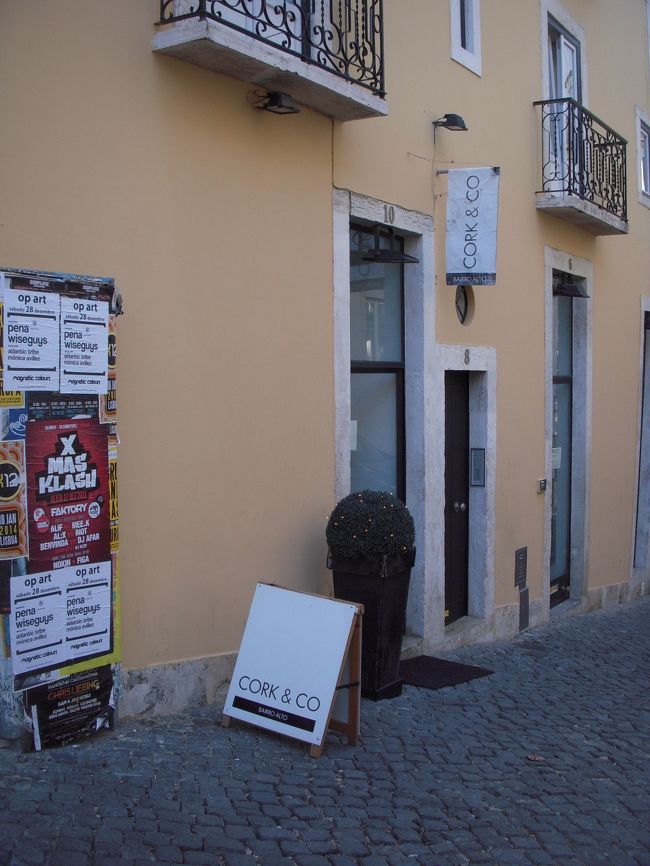 28Eで移動。<br />この旅初の路面電車でしたが、降りるところが分からず大変！！<br />バスにも言えますが、車内で停留所の表示や放送があったりなかったりです。<br />今回は何駅目かを事前にチェックしてた＆（いつもお世話になります）googleマップ様でチェックし、それらしきところで降りてみました。<br />間違ってなくて一安心。<br />コルク＆コーでお買い物。