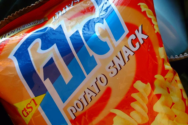 さっきローソンで買ったスナック。<br /><br />まもなく搭乗です！初めてのタイ国内線。<br /><br />旅行記は上海戻ってから書きます。<br /><br />それでは、良い週末を★