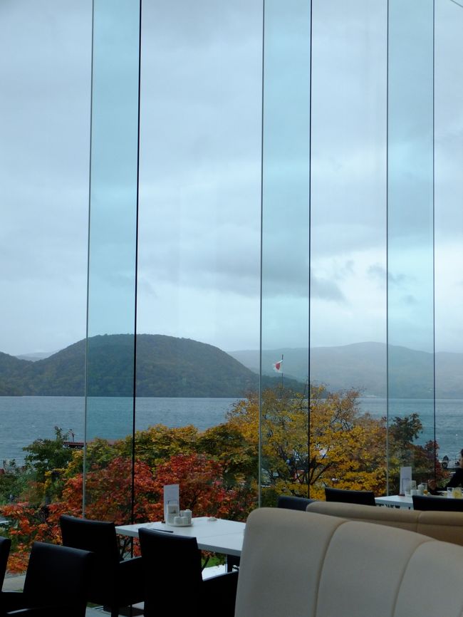 レストランからの紅葉と洞爺湖。<br />いい時期に来れて良かった♪