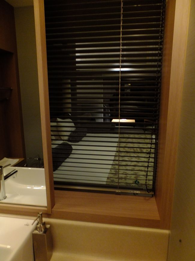 ブラインド越しにベッドが♪