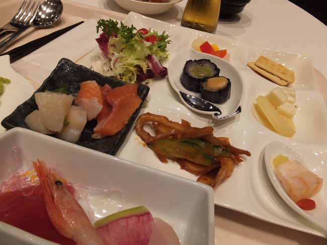 酔っ払って写真がありませんが、「奥洞爺黒毛和牛フェスタ」のメニューも堪能！霜降りお肉のステーキ・しゃぶしゃぶ・ローストビーフに炙りのお寿司♪何回取りに行ったか覚えていないほど、後半はずっと牛肉を食べてました…ｺﾞﾒﾝﾅｻｲ。<br /><br />それから北海道限定ビールのサッポロクラシックがまた美味しくって！<br />北海道、いいトコだなぁ♪と何回も言っていたわたし。食べすぎて口がきけない旦那はん(笑)もぉ大満足。<br />ビールは別料金ですがﾁｪｯｸｲﾝ時館内で使える￥1000チケットがもらえたのでそちらで。ちなみにうちの旦那はお酒がまったく飲めません。