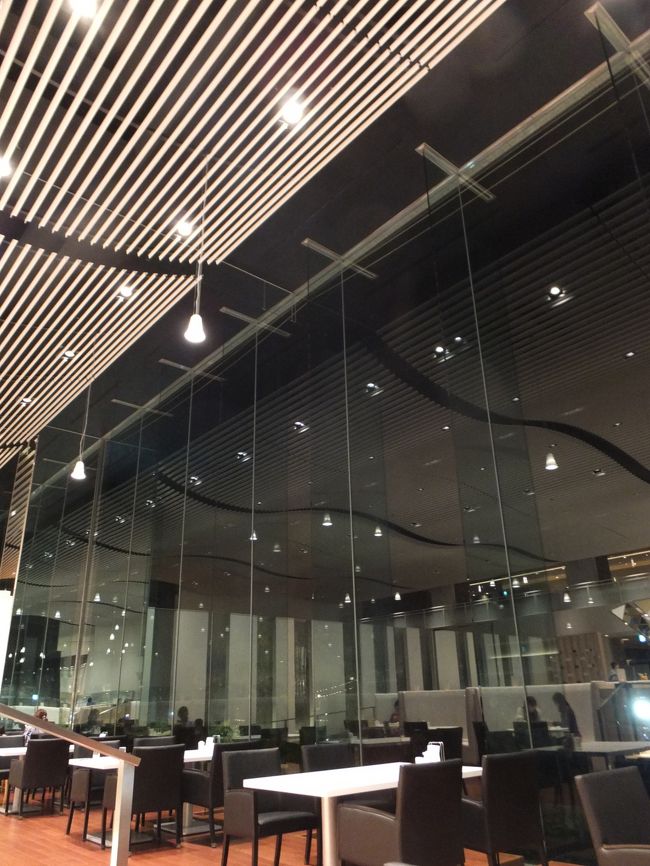 一息ついたらディナーへＧＯ！<br />開放的なレストラン、明朝の景色が楽しみだなぁ♪<br /><br />今回は朝・夕ともにビュッフェのプランにしました。ディナーでは期間限定で「奥洞爺黒毛和牛」フェスタなるものをやっていて…ぎゅ、牛肉食べ放題！！に惹かれたのもこのホテルに決めた理由のひとつだったり(笑)<br />しかしビュッフェって、わたしも旦那はんも取りに行くのがめんどうでちょっと苦手なのですが…<br />