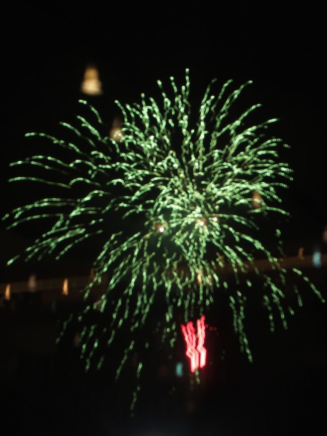 洞爺湖のロングラン花火！<br />いや、まず謝ります。ヘロヘロ写真でごめんなさい…。<br />酔っ払い×コンデジ手持ち×ガラス越し＝こうなります…orz（アップするかかなり悩んだ）<br /><br />洞爺湖温泉郷では、夏の打ち上げ花火を10月末まで延長しており、これもこのホテルに決めた理由のひとつ。花火の数もクオリティも、そんなに良くはなかったですが“ホテルの部屋からのんびり花火を見る”というのがわたしの小さな夢だったので♪レストランからでしたが一応、満足。