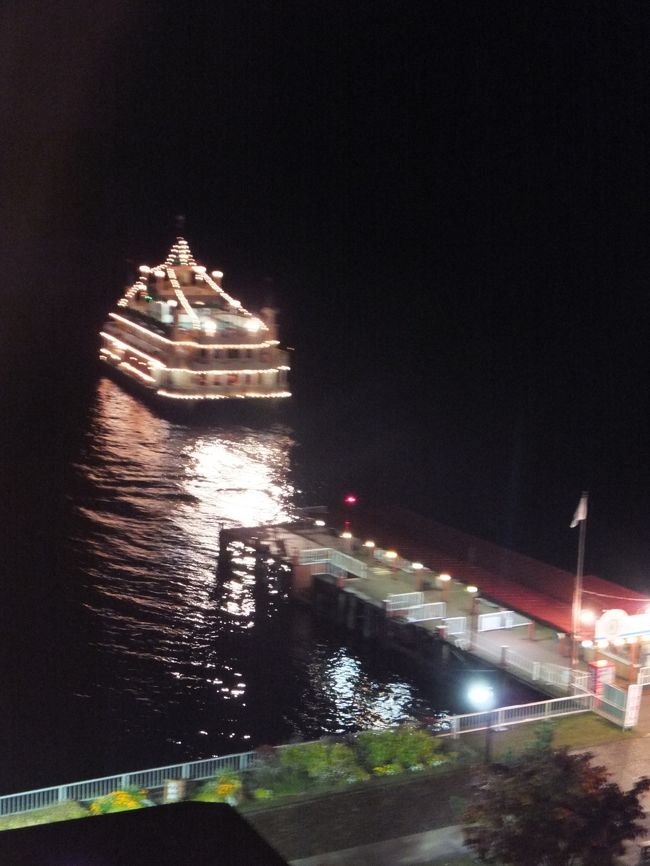 我が家の旅行はたいてい、お値打ちビジネスに泊まって食事は外で豪勢に！なのですがたまには1泊2食付きもいいですね。うちの旦那はん、温泉と布団が好きじゃないのですが(日本人か？)このホテルはとても気に入った様子。「帰りたくない！」と言ってましたから。<br /><br />食後のスイーツをつついていたら、遊覧船が動き出しました。そろそろ始まるかな？<br />