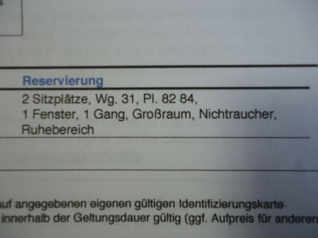 ここがよくわからなくて、最初は迷ったところでした。<br />オンラインで予約するときに席も指定したので、ここには指定席の番号が書いてあります。<br /><br />一段目<br />乗客2人、電車の車体番号　３１、席番　８２，８４<br />2段目はいまいちわかりません。<br /><br />電車が到着したら、まず一番に電車の車体番号を確認します。<br />電車の入り口に電光掲示板があり、そこにかいてあります。<br />中に入ると席番が日本の新幹線と同じようにあるので、自分の席にすわります。