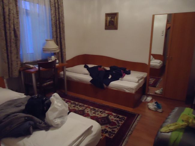 16時14分にフランクフルト中央駅に無事到着<br />そこから電車を乗り換え、ホテルの最寄駅へ。<br /><br />Galluswarte駅から歩いて<br />Hotel Arosa へ到着。