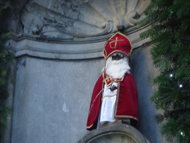 朝早起きして、ブリュッセルの町へ。　まずは小便小僧さんを見に行く。そしたら、サンタの格好をしてた!