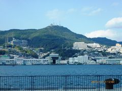 長崎市内の稲佐山です。

S1000万の夜景で有名です。
長崎の夜景は函館、神戸と並んで日本3大夜景と称されています。
函館の夜景は函館山、神戸なら六甲山、長崎は稲佐山の展望台が夜景の定番です。

