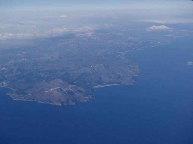 東北地方はずっと雲の下でしたが<br />青森あたりからようやく雲が切れてきました。<br />恵山と駒ケ岳がくっきりみえましたよ〜。<br /><br />新千歳空港は晴れていましたが<br />札幌に近付くにつれて雪が・・・。