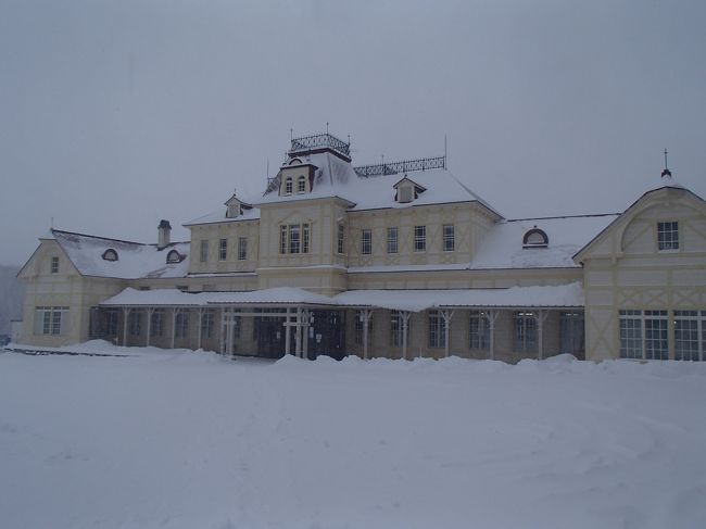 新千歳→<JR>→新札幌<br /><br />　　　　→<バス>→開拓の村<br /><br /><br />雪が結構強くなってきた・・・。<br /><br />本当はこの日から馬橇（ばそり）が<br />運行される予定だったのですが<br />残念な事にいきなり運休・・・。<br />今回の旅で一番楽しみにしてたのに〜〜〜！