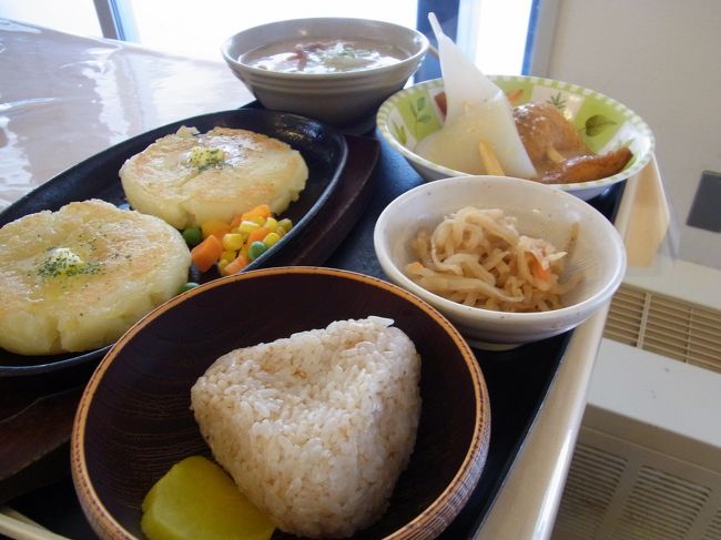 とりあえず村内の食堂でお昼。<br /><br />屯田兵定食と言って<br />いも餅、豚汁、味噌おでん、<br />切り干し大根、おかかおにぎり。<br /><br />どれも手作りで美味しかったですよ〜。