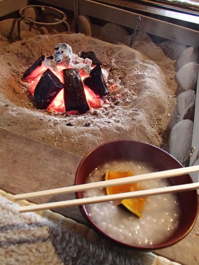 囲炉裏端で「かぼちゃ粥」を頂きます。<br /><br />このかぼちゃは「まさかりかぼちゃ」。<br />皮があまりにも硬すぎて<br />包丁では切れないとの事でした。<br />もちろん皮は硬くて食べる事が出来ませんが<br />でも実は甘くてホクホクして美味しいです。<br /><br />ボランティアの方達のお話をお聞きしながら<br />ゆっくりと頂ました。<br /><br />でもその間だんだんと風の音が強くなって来た…。
