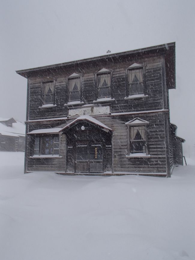 外はだいぶ吹雪いて来ました。<br /><br />こちらは写真館。