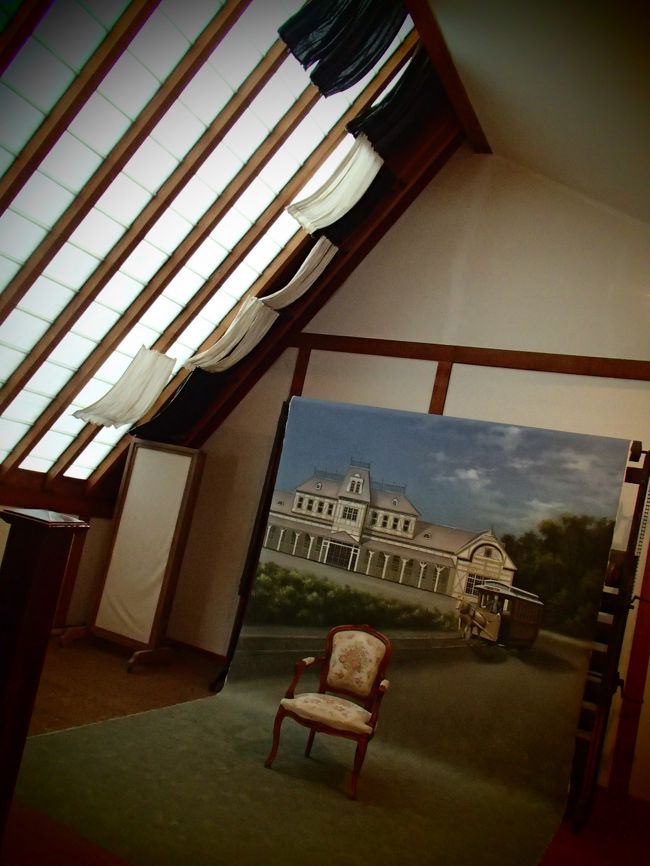 二階に撮影室がありました。<br />自然光を採り入れる仕組みです。<br /><br />ブルジョワの家のサンルームみたいですね。