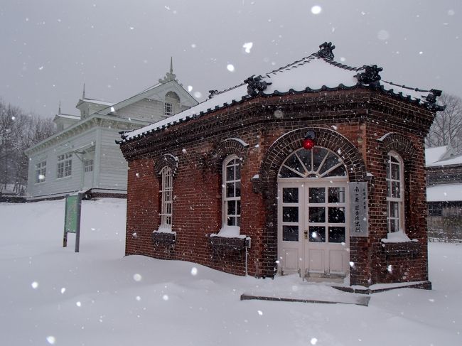 こちらは派出所で<br />中にはおまわりさんの格好をした<br />おじさんがいらっしゃいました。<br /><br />お話を少しお聞きしましたが<br />この建物は昭和46年まで<br />札幌市内で使われていたそうです。<br />移築の際は解体することは無く<br />そっくりそのままトレーラーで<br />運んで来たそうですよ〜。