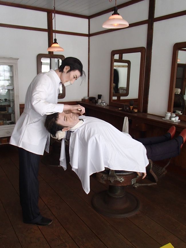 各所には人形が置かれ<br />中にはしゃべり出す物もあります。<br /><br />暗がりに人形が置いてある事もあり<br />結構ドッキリしちゃいます（笑）