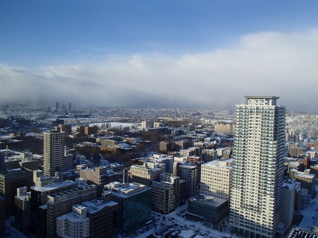 新札幌駅まで戻ったら晴れ間が見えてきました(^^;<br /><br />ちなみに新札幌から札幌駅までは<br />JRか地下鉄、バスのいずれかなりますが<br />地下鉄は乗り継ぎが必要で<br />バスは安いけど時間が掛かります。<br />なのでJRにしたのですが<br />悪天候のために遅延・・・。<br />失敗だったか知らん？？？<br /><br /><br />札幌駅に着いたらホテルに直行。<br />今回は飛行機は特典航空券で無料なので<br />ホテルはちょっと奮発して<br />JRタワーホテル日航札幌の<br />エグゼクティブルーム。<br /><br />写真は部屋からの眺望。<br />すっかり晴れちゃいましたね。