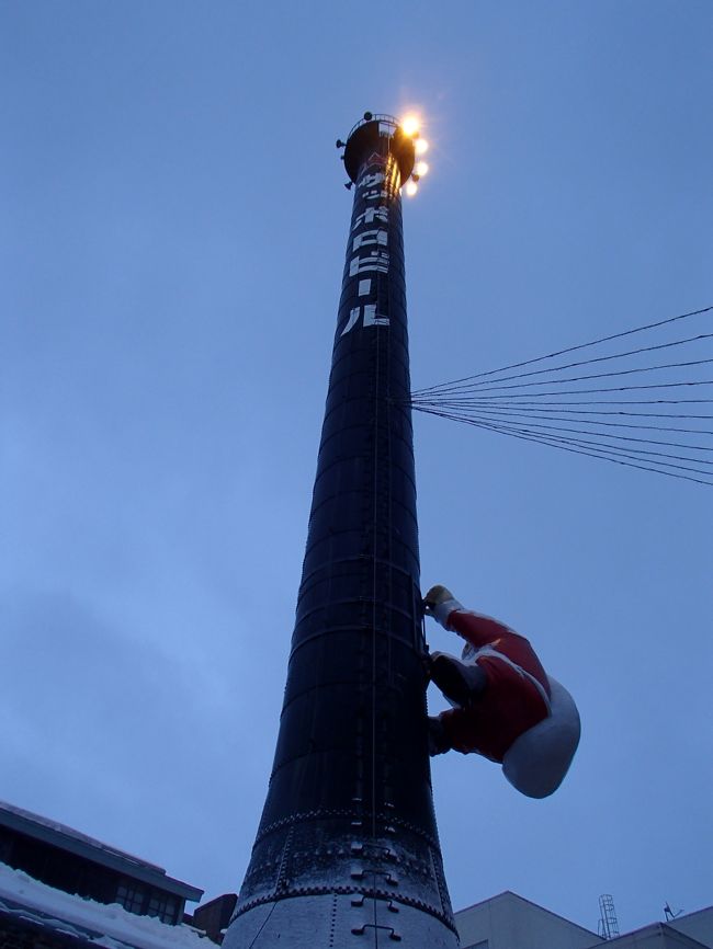 煙突を登るサンタさん。<br /><br />キングコングじゃありません（笑）