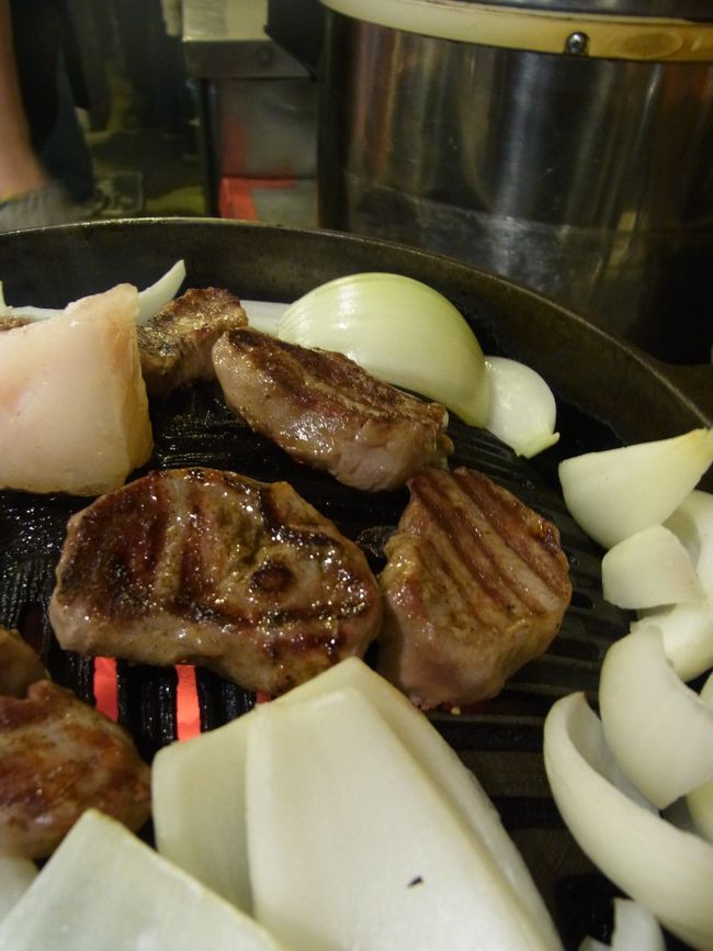 さてさて肝心なお肉ですが<br />とにかく鮮度が良いみたいで<br />レアで食べるのが美味しいとの事。<br />確かにその通りでした。<br />レアが一番柔らかく美味しく食べられます。<br />臭みは全く無くて<br />ラム肉の概念がひっくり返されました!!!