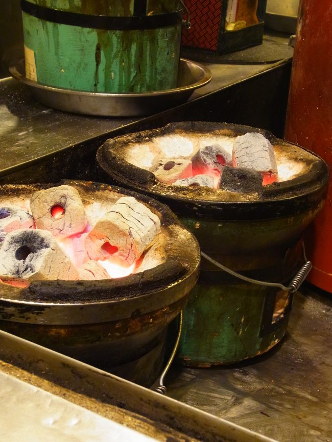 お肉は七輪で焼きます♪<br /><br />店内は煙でモウモウとしているのですが<br />以前に旭川のホルモンの店で<br />焼肉の煙で酷い目にあっているので<br />（服に臭いが付いてしまって<br />　ファブリーズを丸々一本使って<br />　臭いを消したのです）<br />今回は大きなビニール袋を持参して<br />その中にコート、荷物、セーターを入れました。<br />傍から見ると滑稽かもしれませんが<br />でもこれは大正解でしたよ。<br />だってホテルに持ち帰ったこのビニール袋は<br />大変な臭いになってましたからね。<br /><br />ちなみにこのやり方ですが<br />旭川のお店に来ていた地元客が<br />実際にやっていらっしゃったのです。